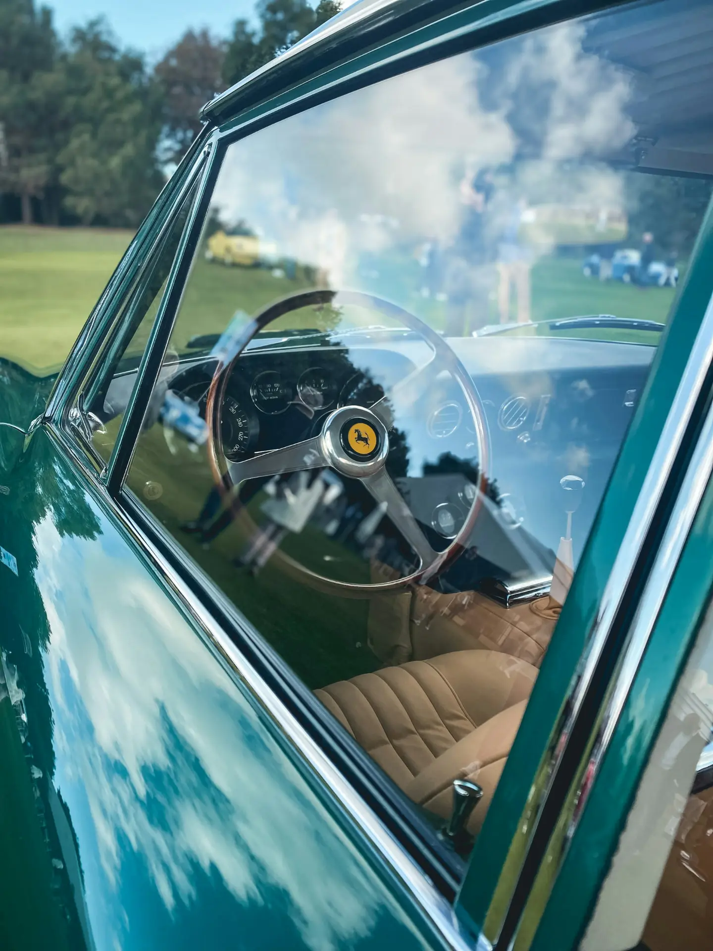 Klassiek Ferrari interieur met houten stuur en cognac lederen stoelen