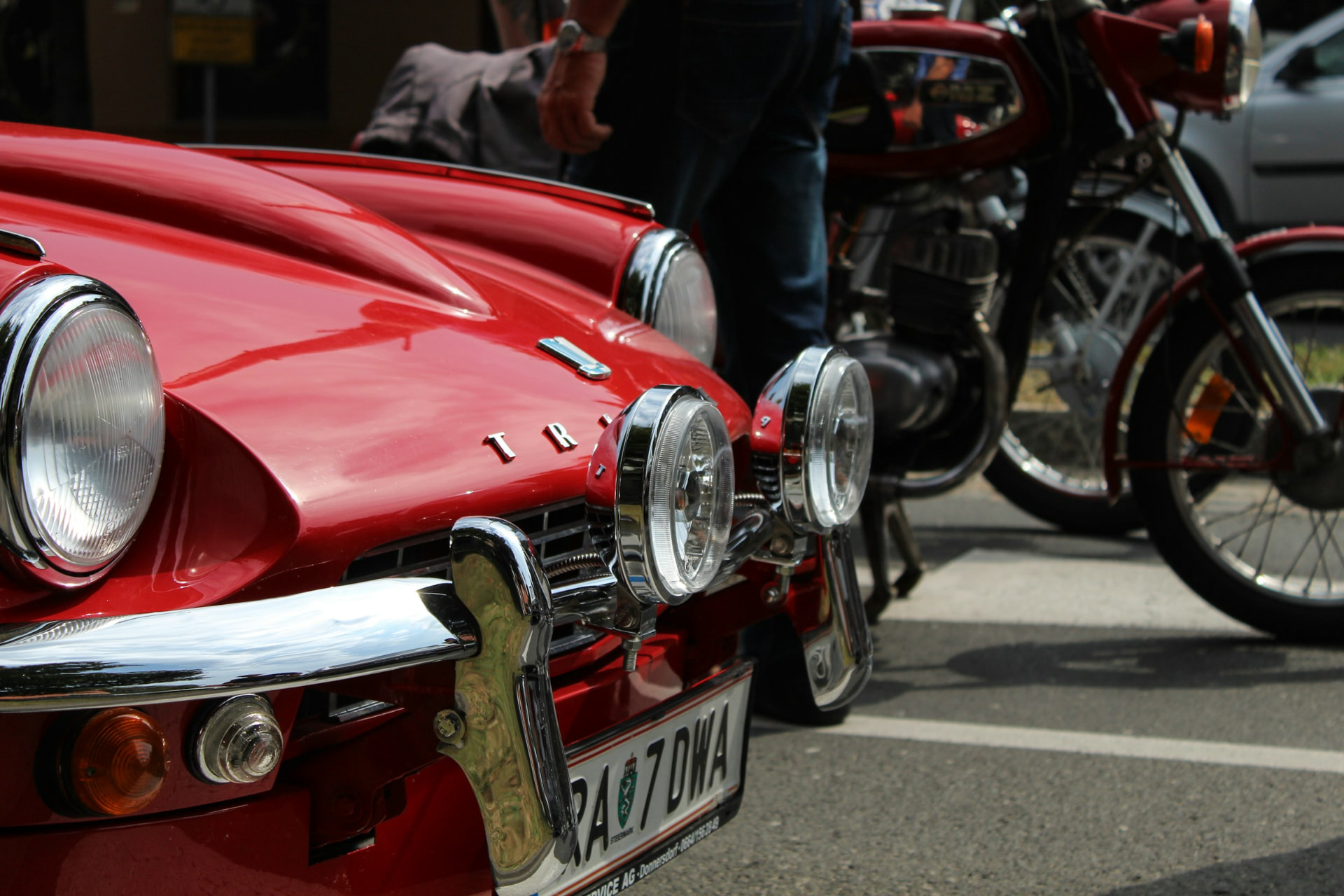 Rode Triumph oldtimer met chromen koplampen