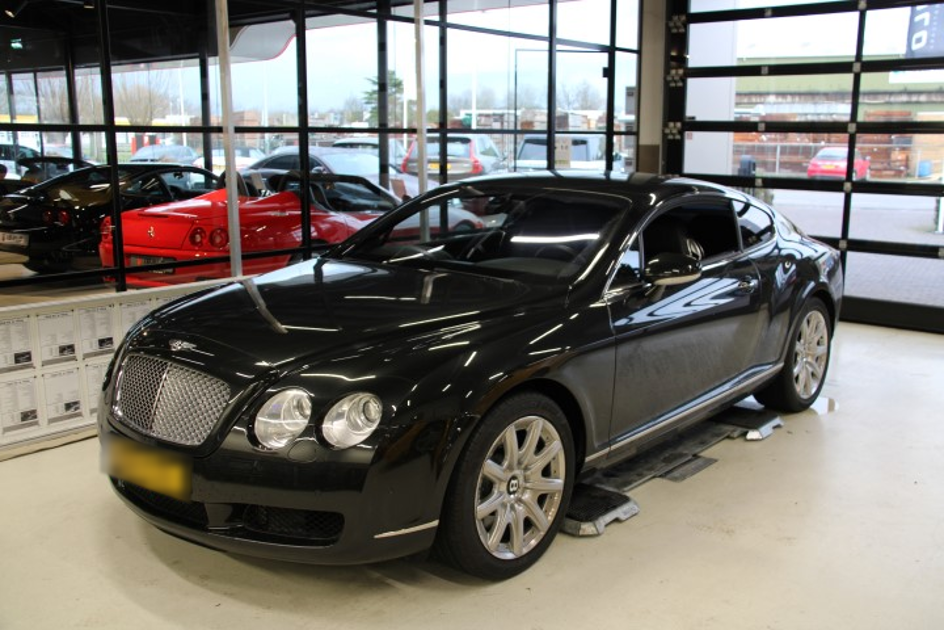 Zwarte Bentley Continental GT uit 2009 in een werkplaats